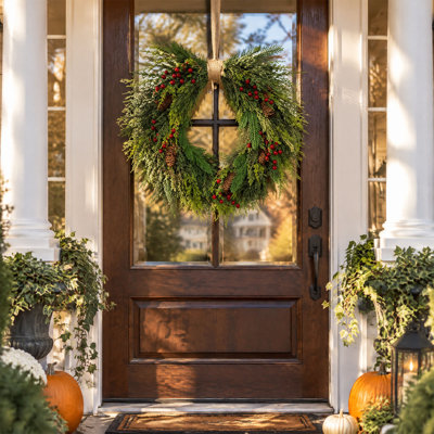 Couronne de Noël de 56 cm pour porte d'entrée, couronne en cèdre artificiel avec baies rouges et pommes de pin, décoration hivernale champêtre pour mur, fenêtre ou foyer, intérieur/extérieur