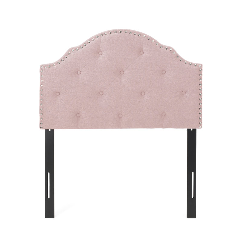 Tête de lit simple en tissu rosé avec coutures captivantes et garniture cloutée élégante aux accents contemporains