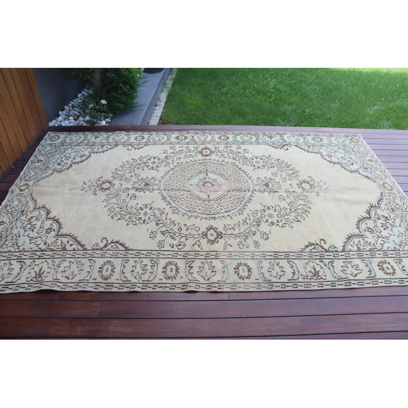 Authentique tapis turc tissé à la main dans une palette de couleurs vibrantes, parfait pour rehausser le décor de votre salon