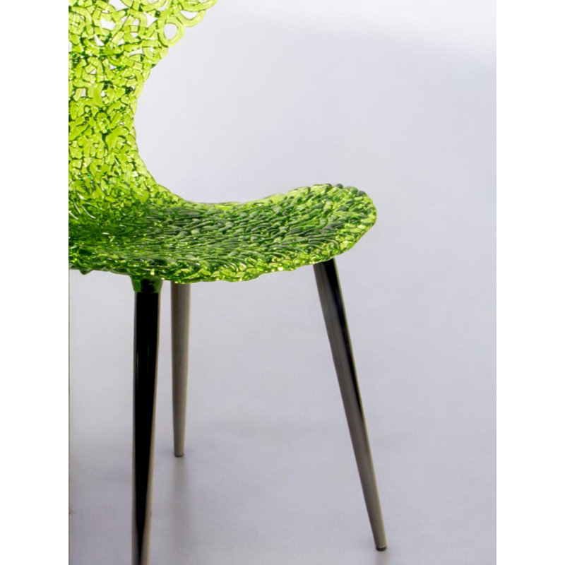 Chaise d'appoint de luxe innovante - siège de designer moderne avec élégance reflétant la lumière