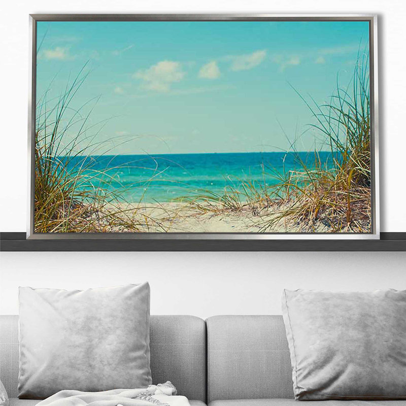 «Perfect Day I» par - photographie, Cadre flottant argent, H 31,5 po x l 51,5 po x P 2 po