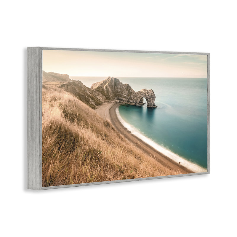 «Beach with Arched Cove», estampe numérique par Nataly White, Estampe numérique Farmhouse, H 20 po x l 30 po