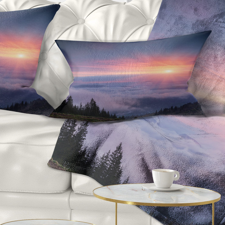Coussin lombaire de couleur du soleil au ciel sur les montagnes