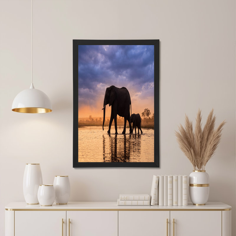 Adulte et bébé éléphant marchant dans l'eau au coucher du soleil, art mural sur toile, H 24 po x l 36 po