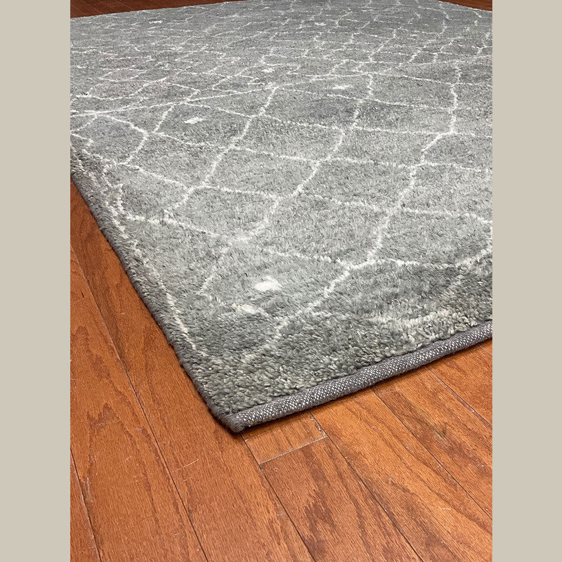 Tapis géométrique gris / blanc en laine noué à la main 6 pi x 9 pi