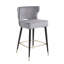Élégant tabouret à hauteur de comptoir en velours rembourré avec pieds en métal, parfait pour toute cuisine ou bar moderne.