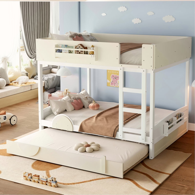 Grand lit superposé avec lit gigogne, cadre de lit superposé en bois avec bibliothèque intégrée et garde-corps de sécurité de haute qualité, forme d'automobile pour enfants, blanc et beige.