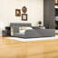 Lit plateforme tapissier luxueux en velours avec bureau, tabouret rond et rails de sécurité-660875399-660875398
