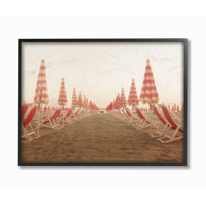 Photographie de chaises de plage symétriques sur un sable brun clair par Wild Apple Portfolio - reproduction