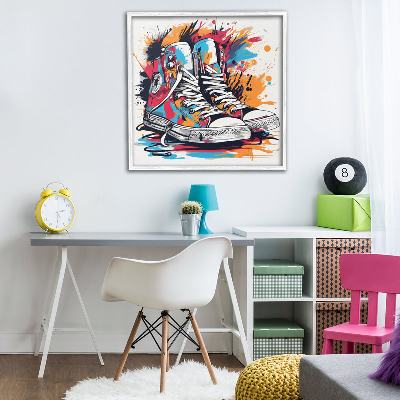 Giclée encadrée par des espadrilles colorées, design par Creative Studio, Giclée encadrée blanc bord de mer, 24" H x 24" W