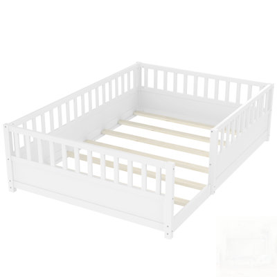 Lit de sol en bois Montessori avec barrière et porte haute sécurité, finition naturelle pour la sécurité et le confort des enfants