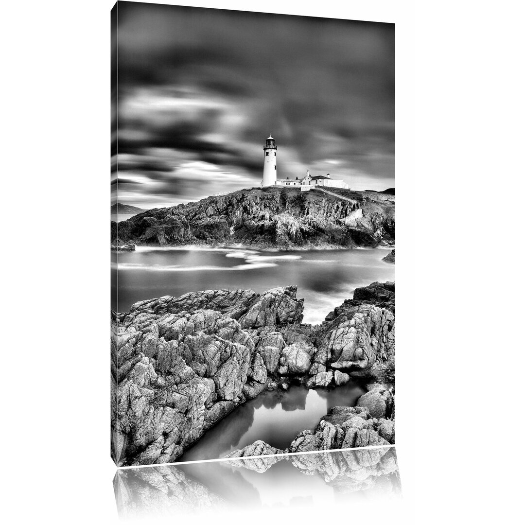 Leinwandbild Leuchtturm im Meer in Monochrom