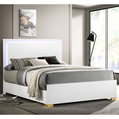 Grand lit à panneau en bois blanc avec pieds en métal doré de style contemporain pour une sophistication de chambre à coucher et un design moderne