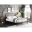 Très grand lit plateforme en métal foncé avec structure en métal foncé pour une chambre confortable avec une ambiance relaxante-74770787