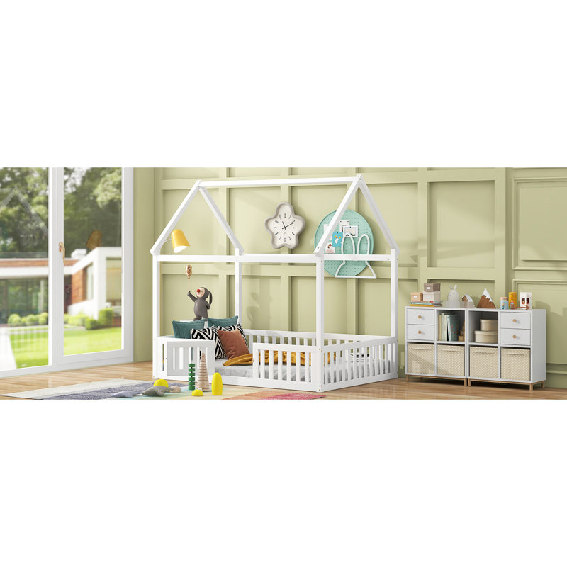 Lit élégant en bois blanc avec clôture, porte et fonctionnalité pratique