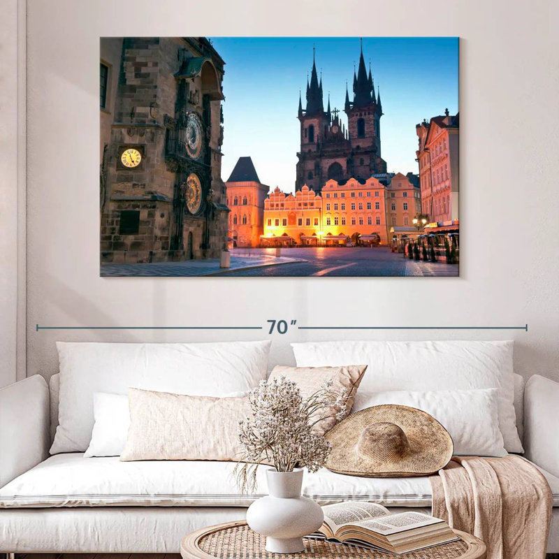Nicci Prague Town Square, H 34 po x l 51 po