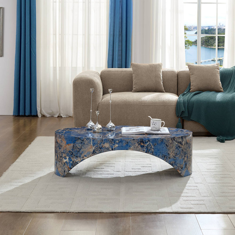 La table basse ovale en marbre naturel dans le salon, Bleu