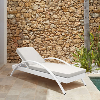 Chaise longue d'extérieur réglable en osier et coussins Badami