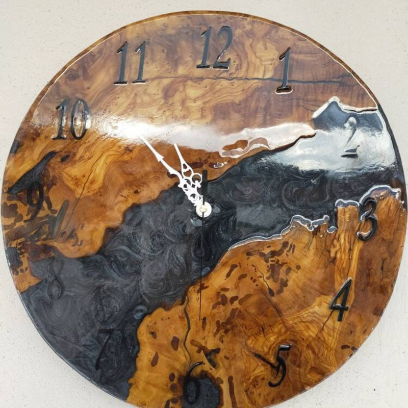 Horloge murale couleur époxy métallique et bois d'olivier, H 36 po x l 36 po x P 2 po