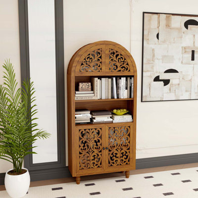 Armoire rétro en bois sculpté arqué
