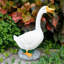 Statue de jardin d'oie blanche en résine de 48 cm (18,89 pouces), sculpture décorative extérieure sur socle en pierre pour terrasse, pelouse ou porche