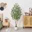 Olivier artificiel en pot blanc de 6 pi avec olives réalistes et feuilles luxuriantes pour décor de maison de campagne moderne Adcock-481425879