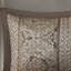 Couvre-lit réversible 5 pièces brun et doré. Comprend un couvre-lit, 2 taies décoratives et des coussins décoratifs. Fait de luxe durable. Présente des feuilles, des rayures et des motifs. Accentué par des coutures. Or