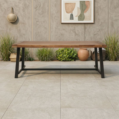 Table de jardin en bois d'acacia avec structure en métal, plateau spacieux pouvant accueillir jusqu'à 8 personnes, idéale pour les goûters sur la terrasse.