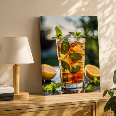 Toile, un verre rafraîchissant de thé glacé rempli de grandes glaçons
