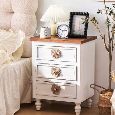 Table de bout rustique avec 3 tiroirs, pieds floraux et gourde, blanc vieilli, idéal pour la chambre à coucher décorative vintage, table de chevet de 19 po avec tiroirs et table de chevet, presque entièrement assemblée, rangement