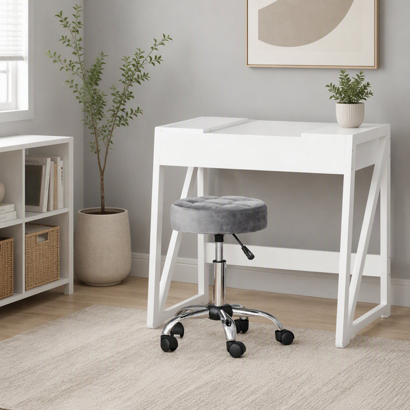 Chaise de bureau confortable à hauteur réglable, avec dossier ergonomique et base pivotante fluide, idéale pour une assise ergonomique et de longues heures de travail.