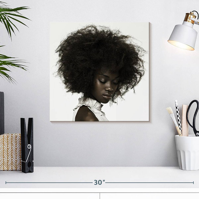 Leisha, femme aux cheveux bouclés, H 16 po x l 16 po