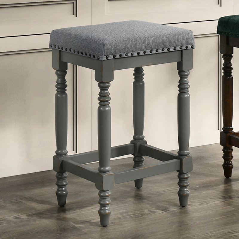 Tabouret de bar rustique gris froid de 2 avec garniture cloutée et finition patinée