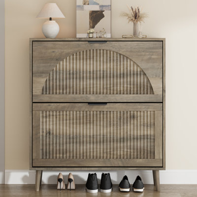 Armoire à chaussures moderne 16 paires avec 2 tiroirs rabattables et tablettes réglables, rangement pour chaussures étroit en bois avec façade arquée cannelée pour le vestibule