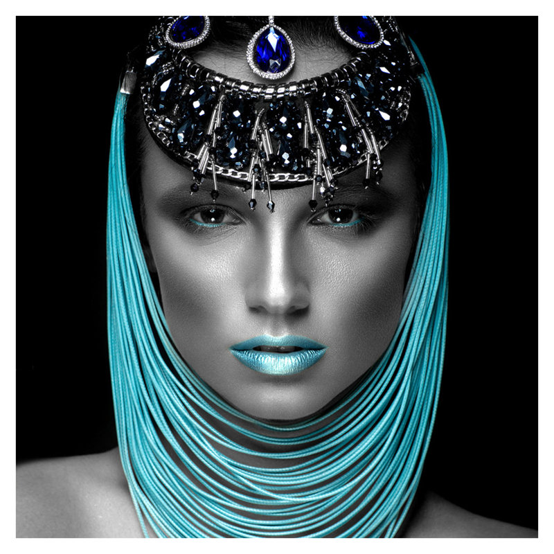 Art mural en verre trempé sans cadre «Woman of Turquoise» - 40 po x 40 po