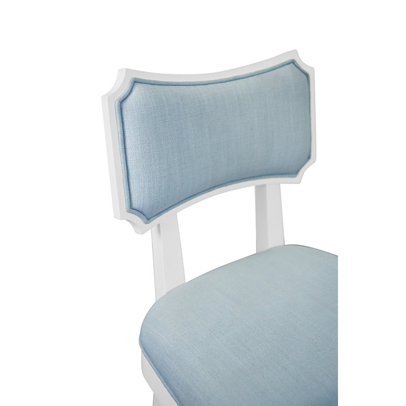 Chaise de salle à manger à dossier arqué, laquée blanche mate, avec revêtement en lin bleu pâle performant.