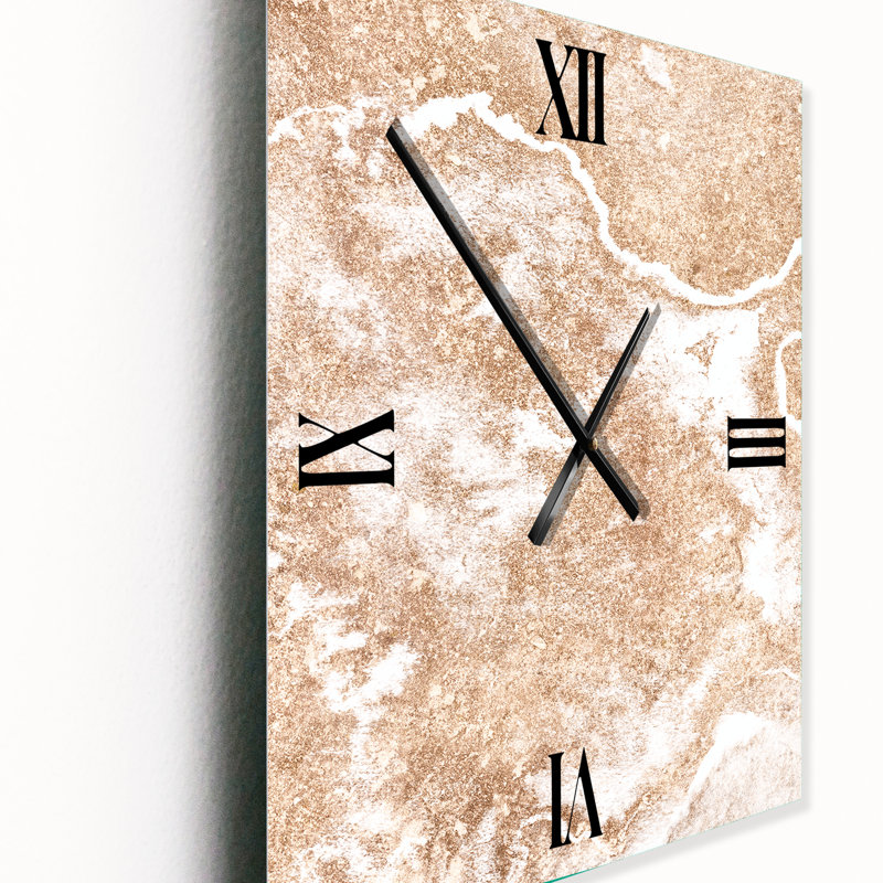 Horloge murale abstraite en métal doré sur fond blanc, Grand