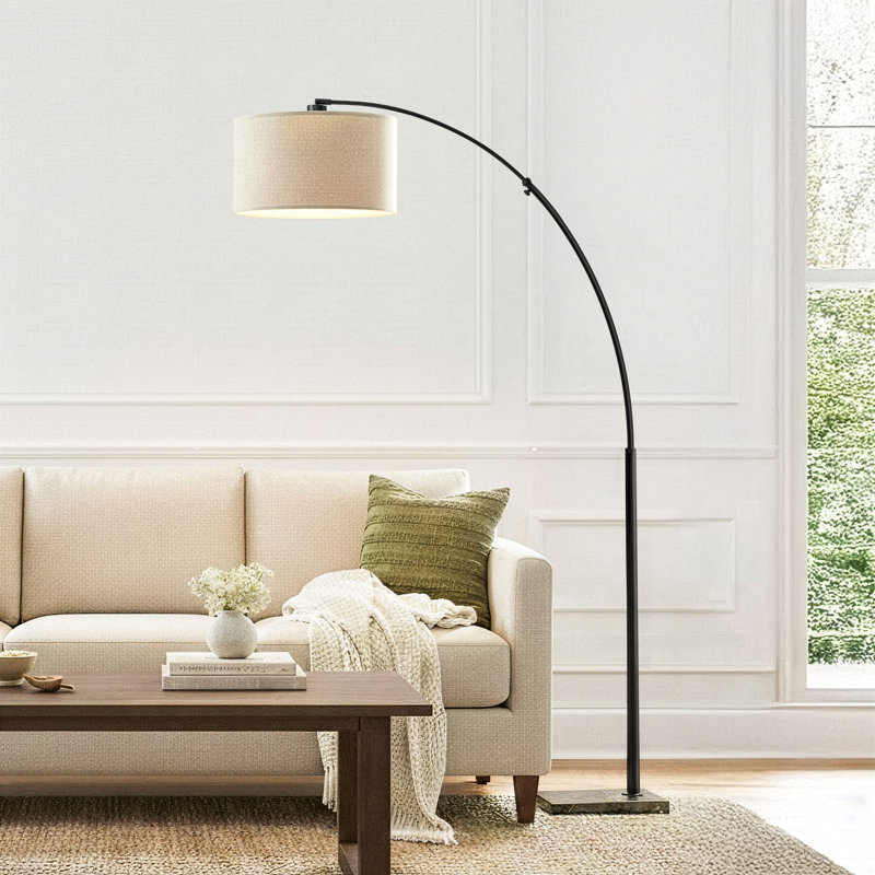 Lampe sur pied à DEL arquée moderne réglable de 76 po avec base en marbre noir et abat-jour tambour en tissu brun clair Logan, ampoule incluse