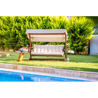 Balancelle de jardin triple, beige | Structure 100% épinette, tissu 100% polyester imperméable et résistant aux rayons UV | Facile à nettoyer, 7,8 pi de largeur x 3,3 pi de profondeur x 5,7 pi de hauteur | 18 sièges en mousse | Parfait pour la détente en plein air