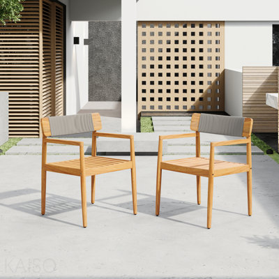 Chaise de patio d'extérieur en bois d'acacia avec accoudoirs, idéale pour les repas en plein air et les espaces de loisirs