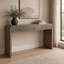 Table d'appoint incurvée à 3 tiroirs avec poignées dorées, console d'appoint à 3 tiroirs brun foncé et placage en frêne naturel-919266281