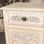 Armoire de salon en bois de style rétro - 2 tiroirs et porte double, brun antique + blanc, décor élégant pour une maison élégante