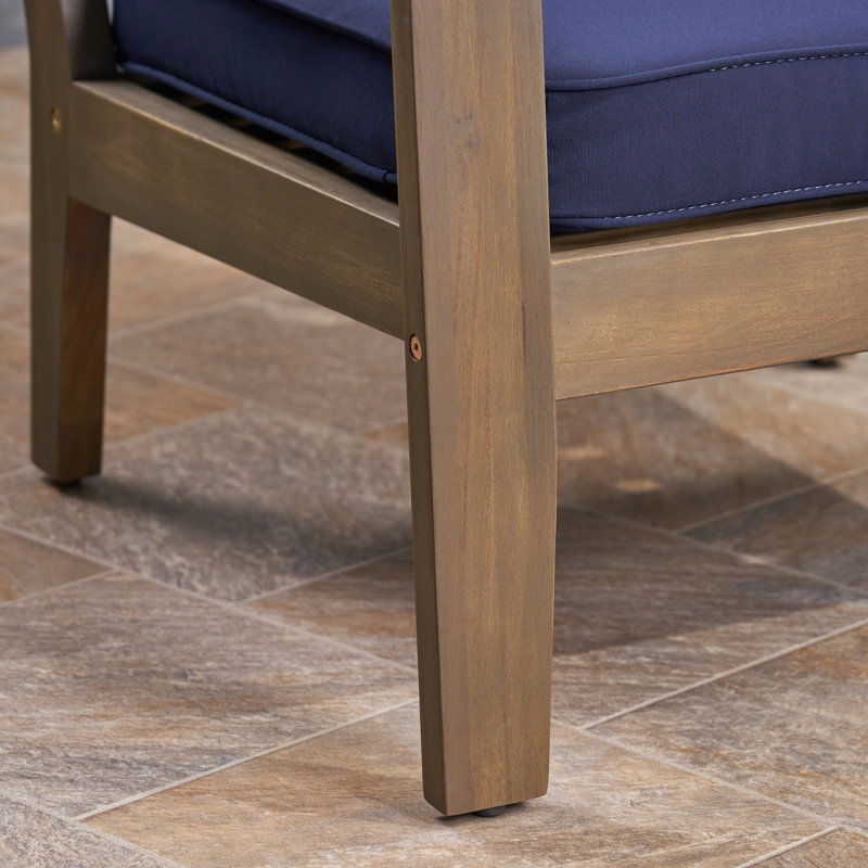 Chaise de patio en bois d'acacia avec coussins Sunbrella Holly Springs, Structure grise / coussin bleu marine