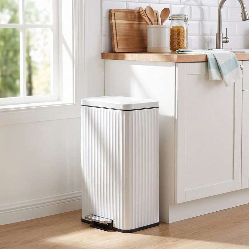 Poubelle à pédale en acier inoxydable 8 gallons avec couvercle à fermeture en douceur, 8 Gallon, Blanc
