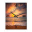 Coucher de soleil sur les vagues se brisant sur la plage-273596065