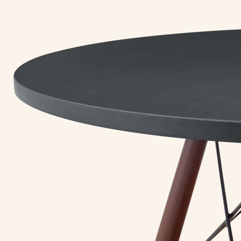 Table de salle à manger ronde, plateau en MDF thermoformé, pieds en bois massif, avec panier de rangement suspendu en osier. Une table basse décontractée, idéale pour 2 à 4 personnes.