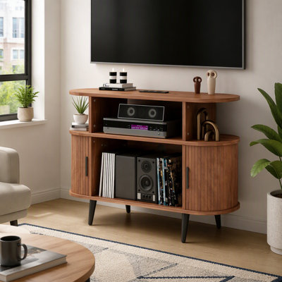 Meuble pour platine vinyle ronde de 90 cm (35,5 pouces) avec station de recharge et ports USB, en noyer de style milieu du siècle, avec portes coulissantes et rangement dissimulé, idéal pour chambre ou salon.