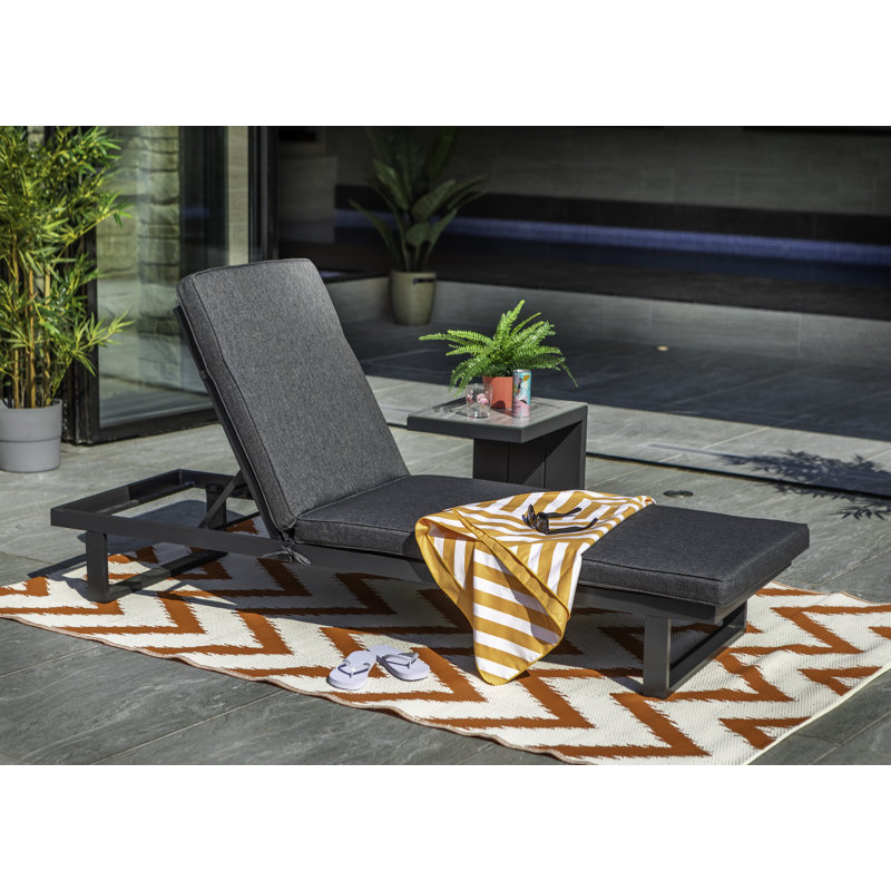 Cosmopolitan Lounger