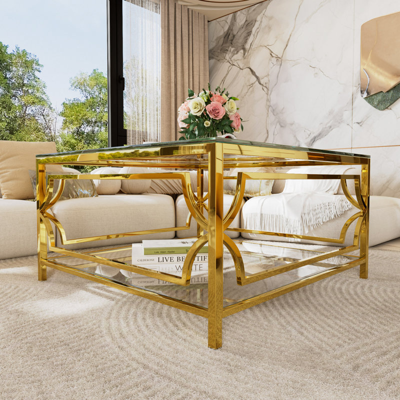 Table basse carrée en verre avec cadre luxueux en métal géométrique, finition dorée et tablette inférieure pour des espaces de vie élégants