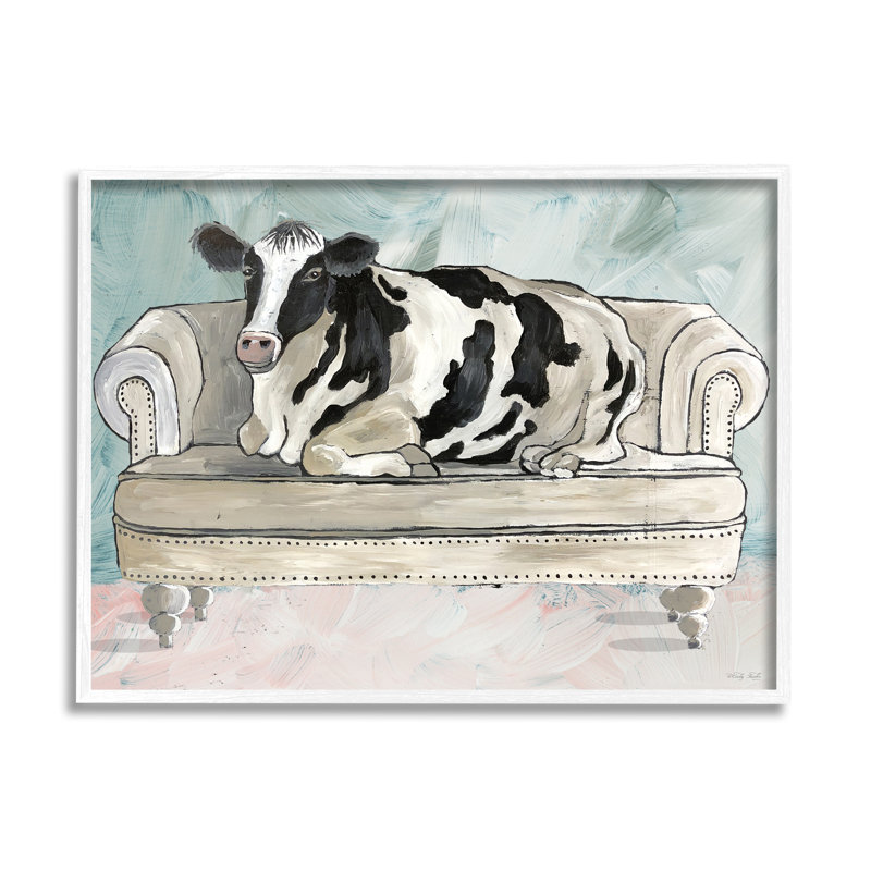 Vache de ferme laitière reposant un canapé glam vert surdimensionné, encadré par une giclée sur fond blanc, par Cindy Jacobs